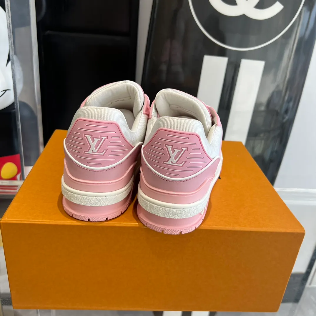 👟👟Ex-factory price 840👟👟 Couple model 👫LV Trainer series basketball sneakers🌟 Original open mold T👟👟Ex-factory price U outsole The texture is the same as the original ⚠️Original development Top version All details are consistent with the original ⚠️Code number: 35-45